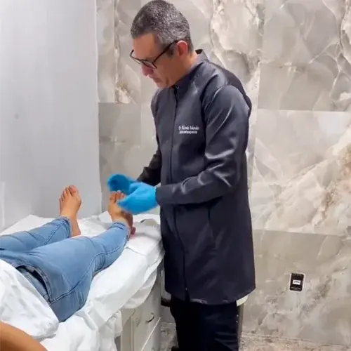 Profissional da Cicatripelli realizando avaliação dos pés de uma paciente