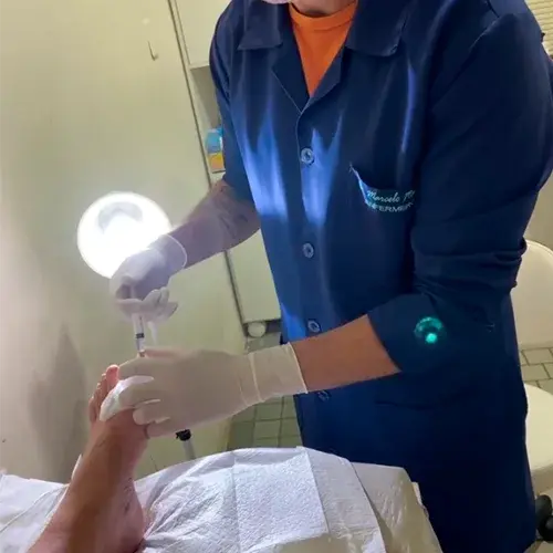 Procedimento clínico realizado na Cicatripelli com iluminação auxiliar